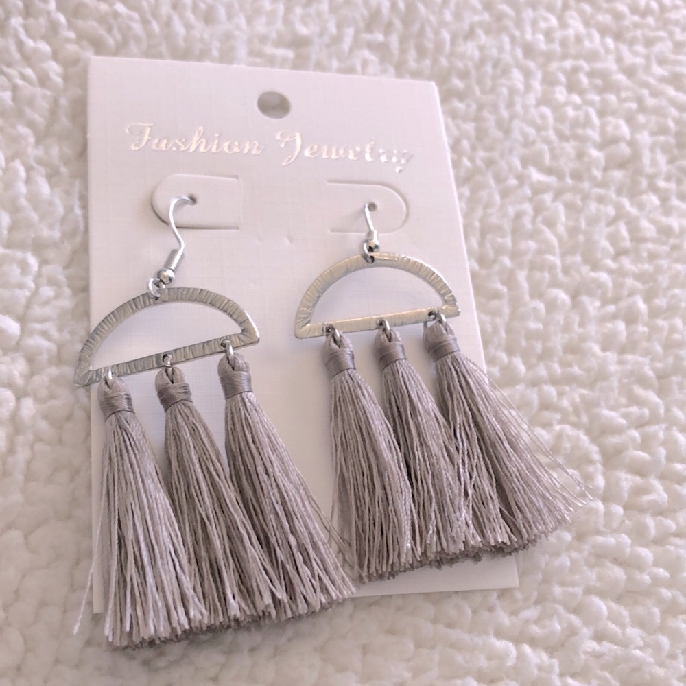 NWT Ivory cluster tassel earrings